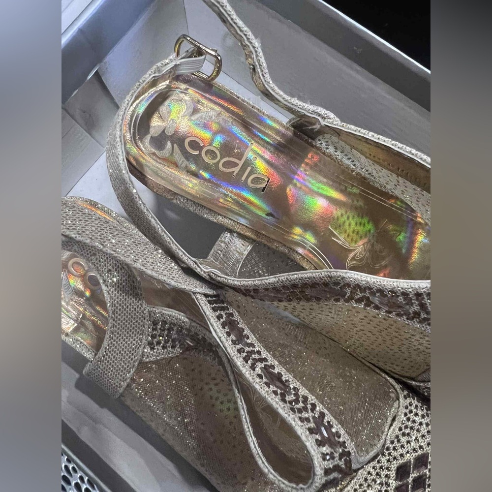 Gold Heeled Shoes with Intricate Embellishments Brand Codia - Picture 6 of 6